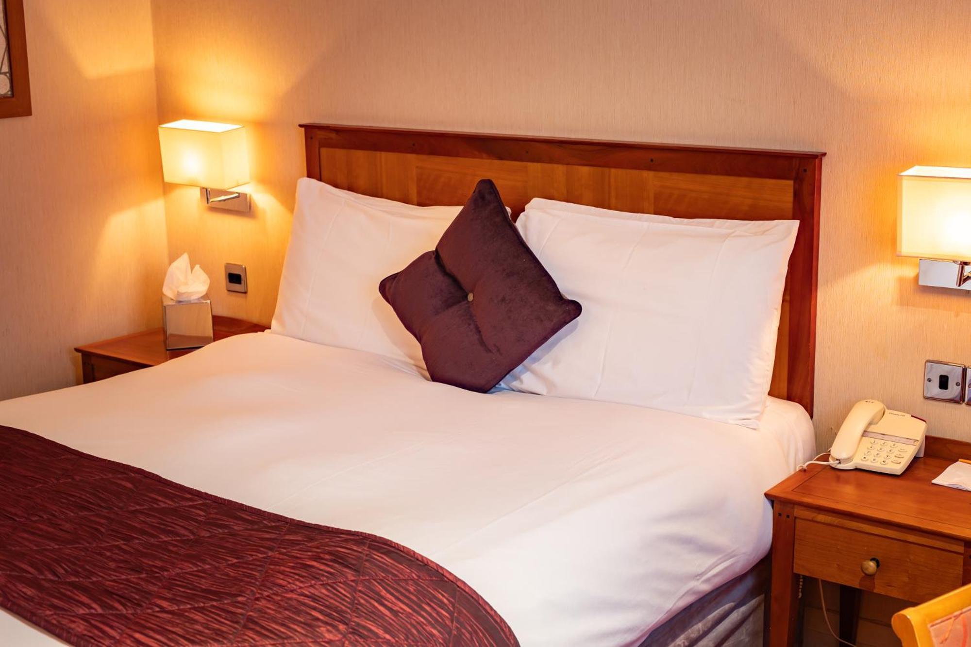 The Red Lion Hotel Hillingdon Ngoại thất bức ảnh