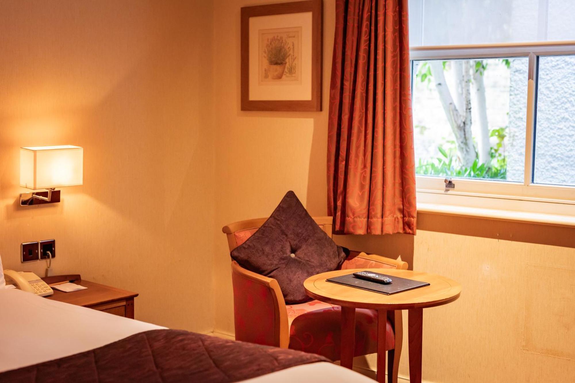 The Red Lion Hotel Hillingdon Ngoại thất bức ảnh